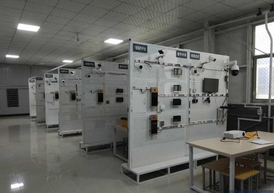 中餐出海实训课堂译文同屏示教|这是一张展示电子实训室的图片。图中可以看