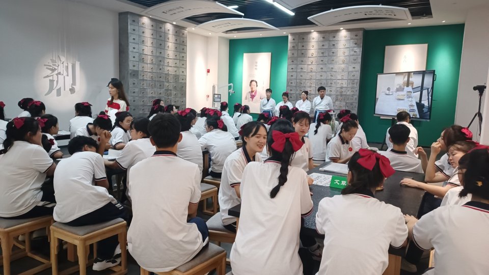 网嘉多分屏视频巡查:一名教师|一群学生穿着白色校服坐在教室里,正在观看
