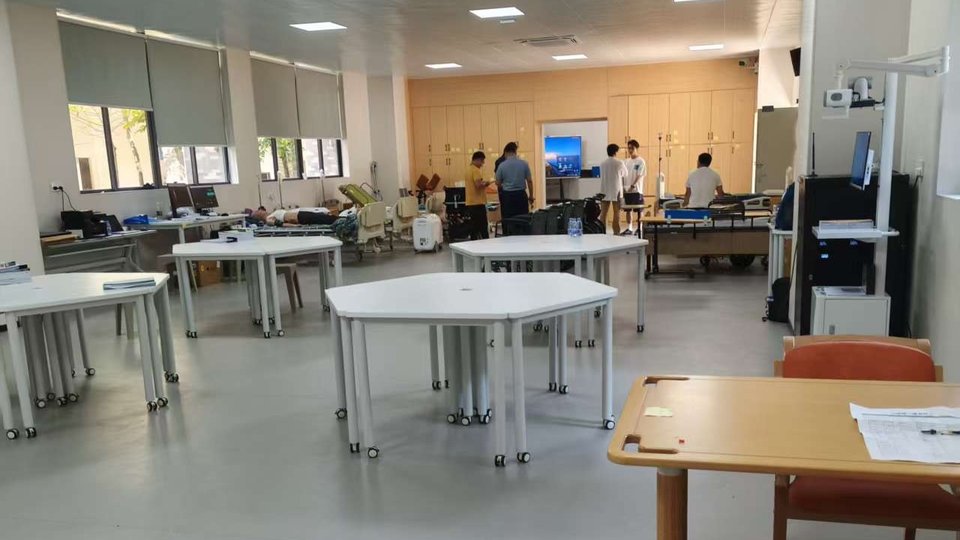 护理实验室建设怎么解决?健康评估技术课程示教工位与观摩矛盾的落地方案 · 实训教学现场