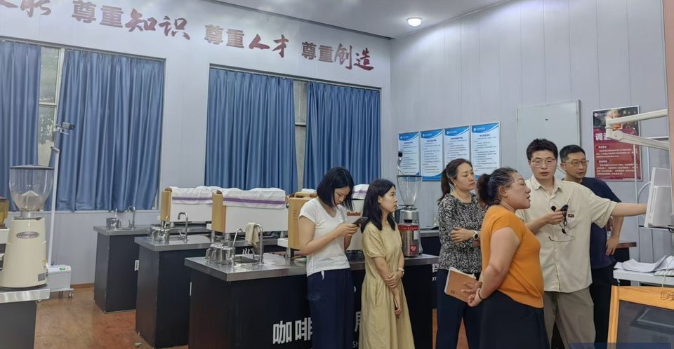 烹饪实训教学新方案:大屏投放破解围观难题 · 示教与观看场景