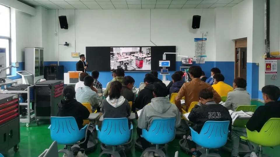 AI功能科普|AI语音命令控制系统、职教出海专项功能:在新能源汽车高压系统检修课上的用法与落地建议 · 示教与观看场景