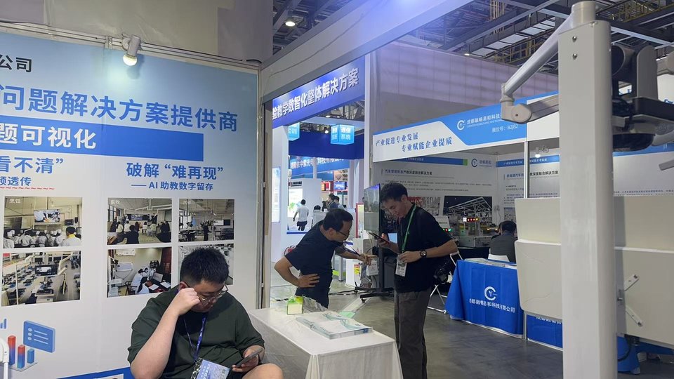 焊接实训暗光拍摄不清?专业补光方案让细节清晰可见 · 设备部署实景